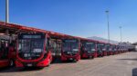 Chofer de Metrobús detiene la unidad para tomar una roca en Insurgentes