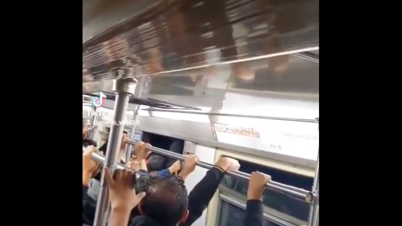 Convoy del Metro avanza con las puertas abiertas en la Línea 7