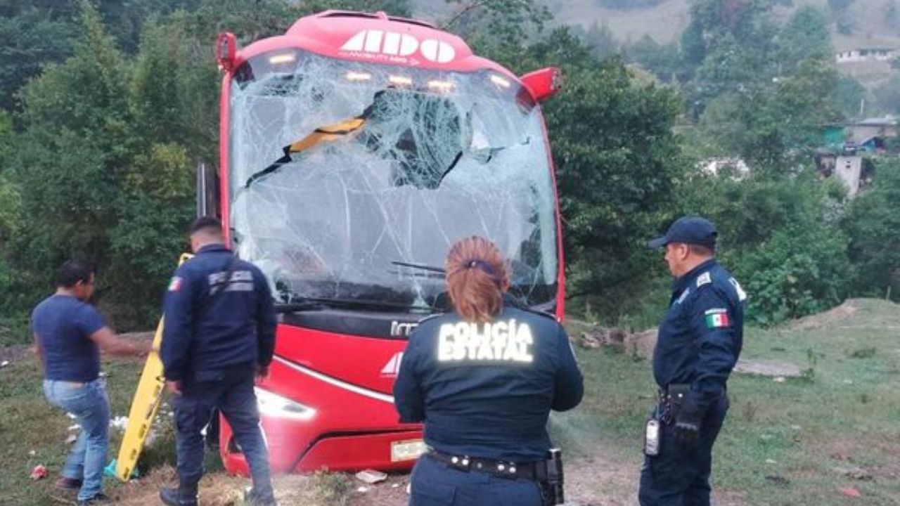 Volcadura de autobús ADO en carretera México-Tampico deja heridos