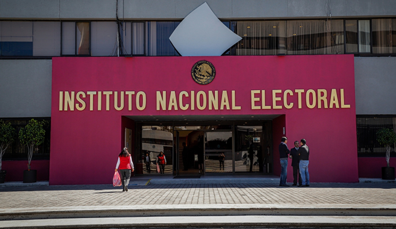 INE ordena nueva medida para que AMLO no hable del proceso electoral