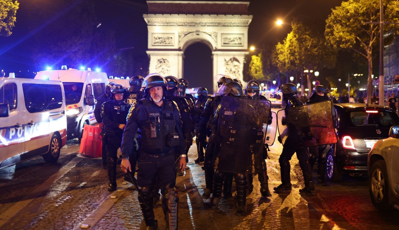 Alcaldes de Francia rechazan ola de violencia “inaceptable”