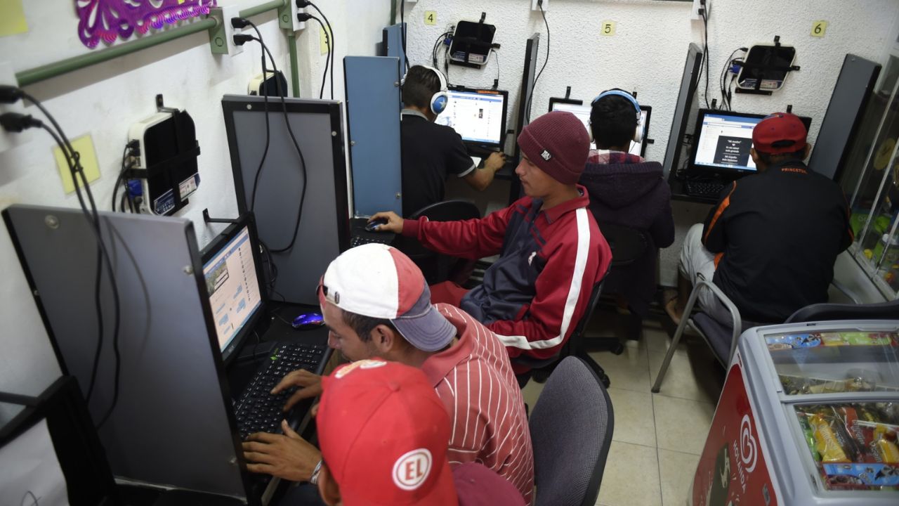 Más de 100 millones de mexicanos sin acceso a computadoras ni a internet: AMLO