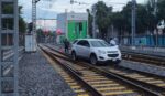 Auto invade vías de Tren Ligero y arma caos en servicio