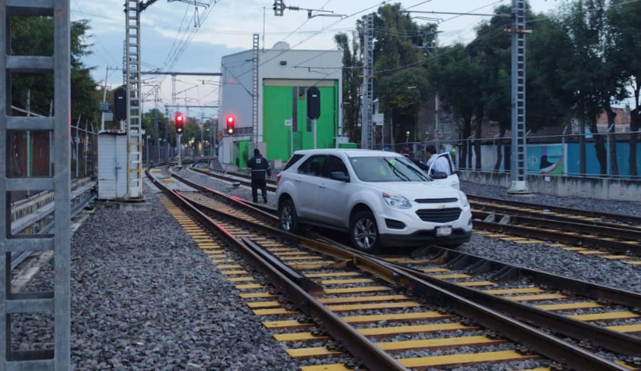 Auto invade vías de Tren Ligero y arma caos en servicio