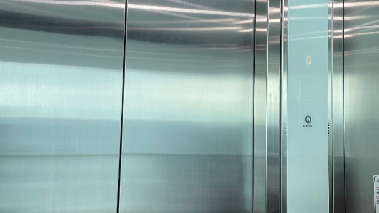 Usuarios del AICM se quedan atrapados en elevador Usuarios del AICM se quedan atrapados en elevador