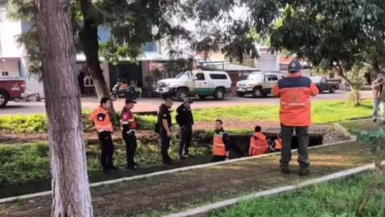 Buscan a menor que cayó en una alcantarilla en Michoacán Buscan a menor que cayó en una alcantarilla en Michoacán