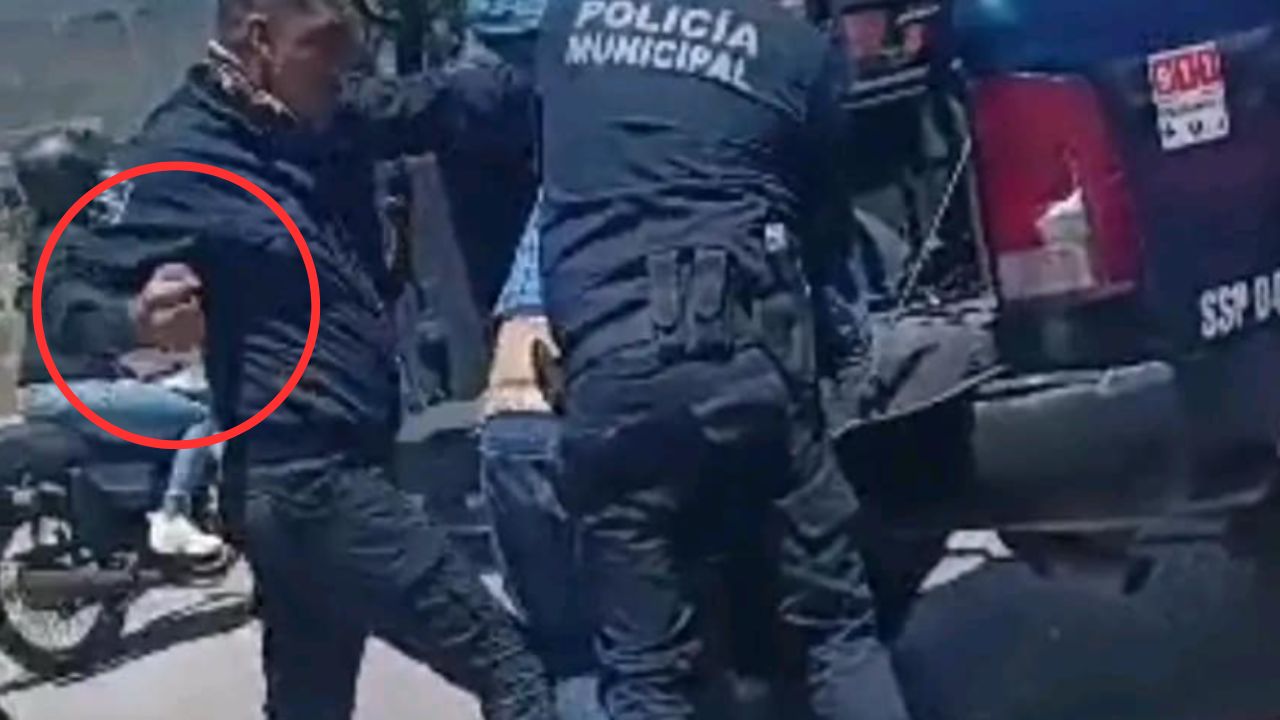 Captan a policías golpear a hombre tras su detención, en Hidalgo Captan a policías golpear a hombre tras su detención, en Hidalgo