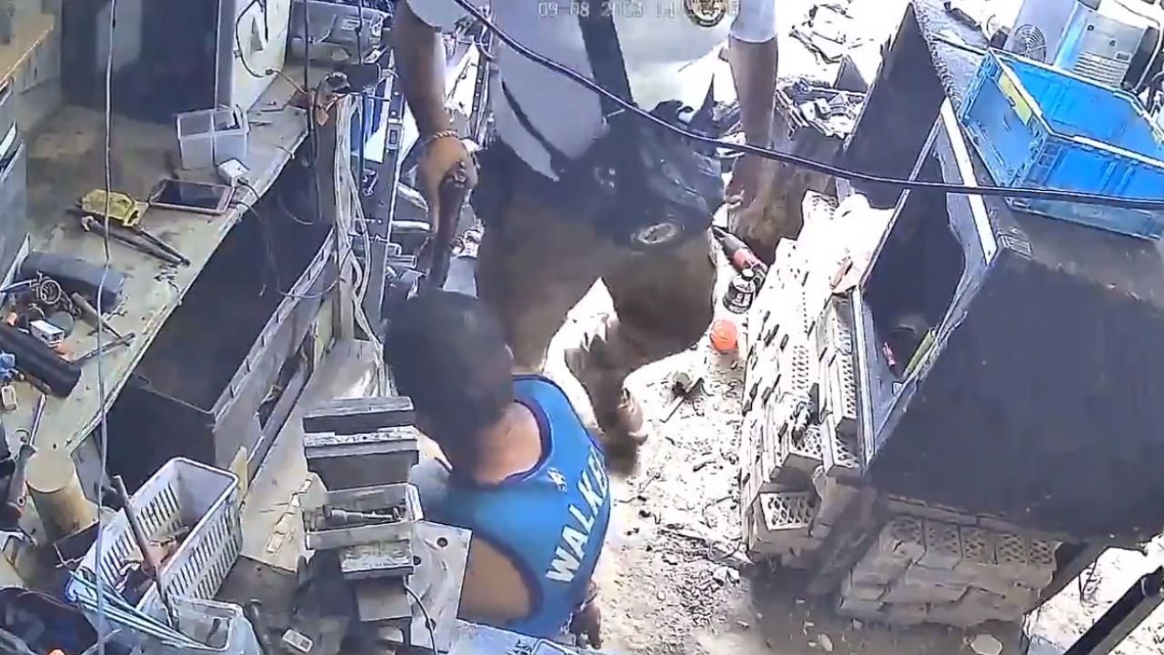 Captan a policías de la FGJ golpeando a herrero en Coahuila Captan a policías de la FGJ golpeando a herrero en Coahuila