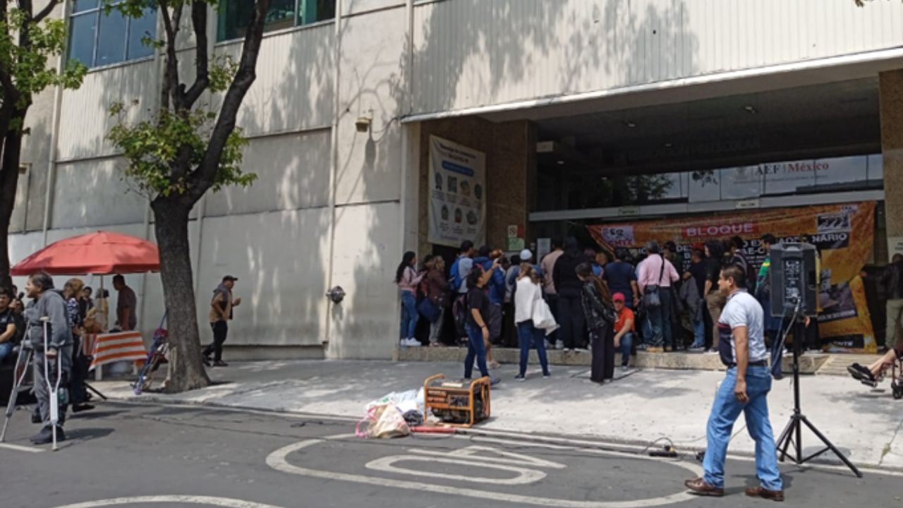 Docentes bloquean Av. Isabela la Católica, exigen pagos y derechos laborales Docentes bloquean Av. Isabela la Católica, exigen pagos y derechos laborales