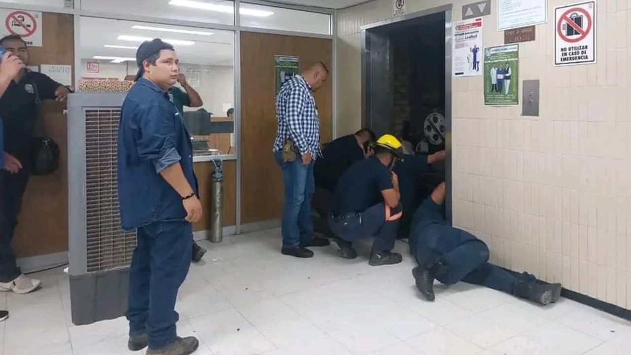 Rescatan a siete personas atrapadas en elevador de IMSS en Coahuila Rescatan a siete personas atrapadas en elevador de IMSS en Coahuila