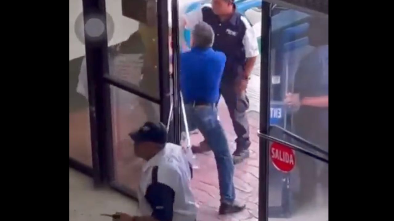 Agrede personal del IMSS de Guaymas a joven que se manifestaba por falta de medicinas Agrede personal del IMSS de Guaymas a joven que se manifestaba por falta de medicinas