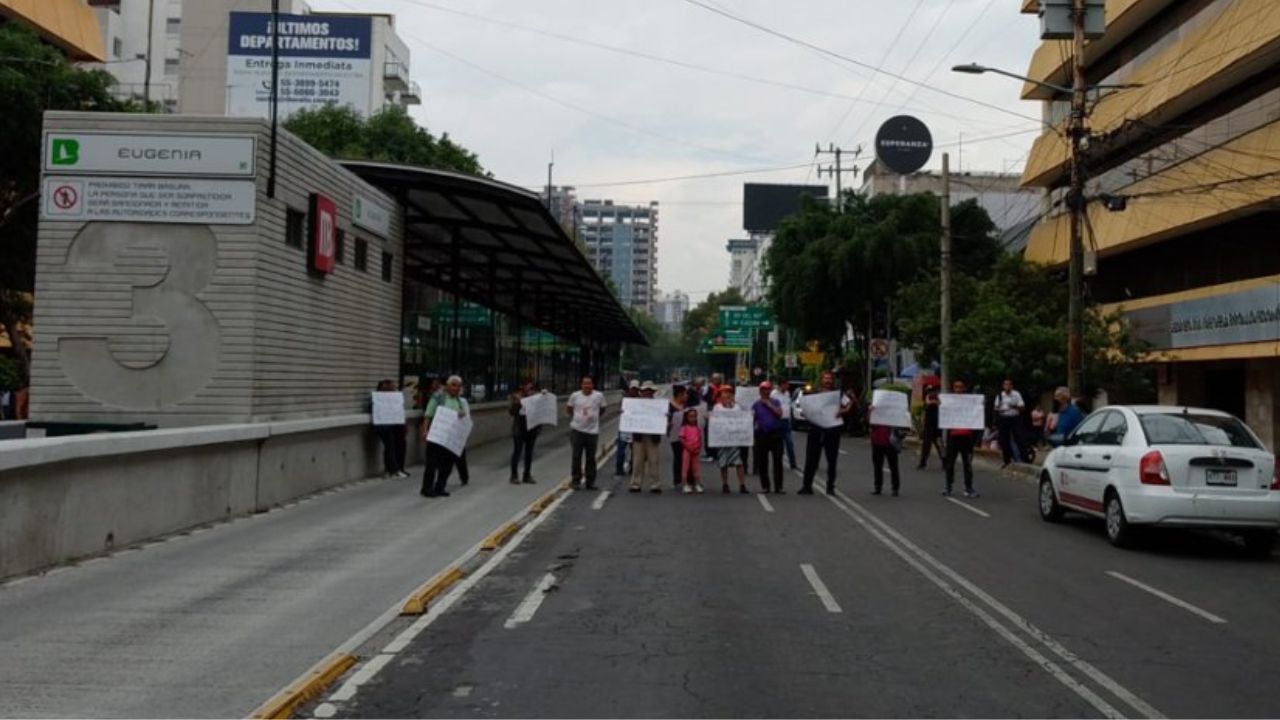 Tianguistas protestan frente a la Sedeco por intento de desplazamiento en CDMX