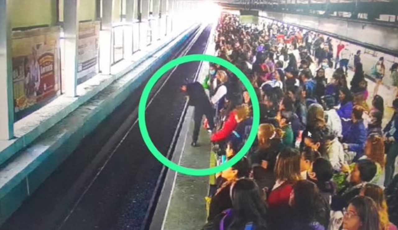Celulares caen a vías y provocan caos en dos estaciones de la L3 del Metro