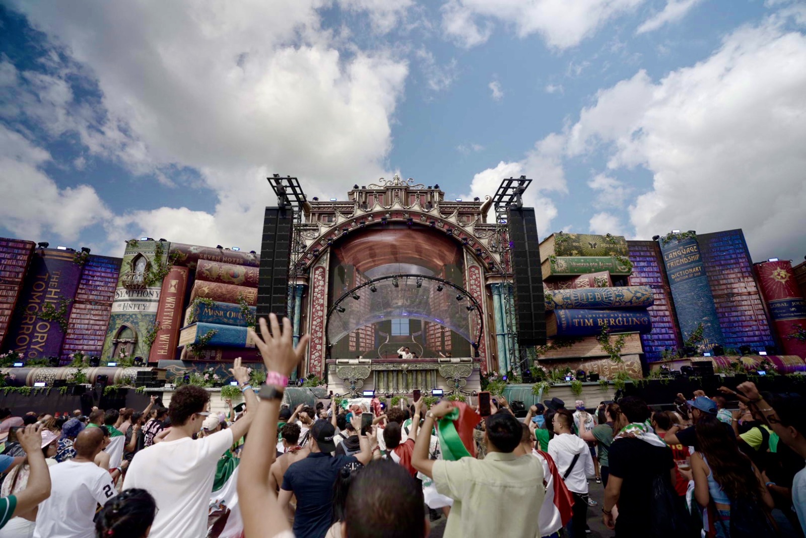 Le Twins y Mr. Pig conquistan  el escenario ‘The Library’ en el Tomorrowland 2023 Le Twins y Mr. Pig conquistan  el escenario ‘The Library’ en el Tomorrowland 2023