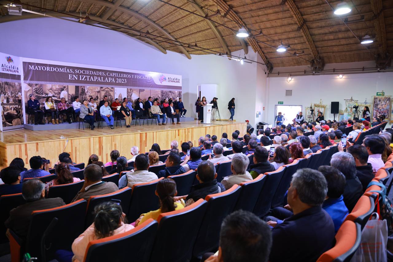 Entrega Clara Brugada apoyos a mayoristas, sociedades, fiscales y capilleros de Iztapala Entrega Clara Brugada apoyos a mayoristas, sociedades, fiscales y capilleros de Iztapala