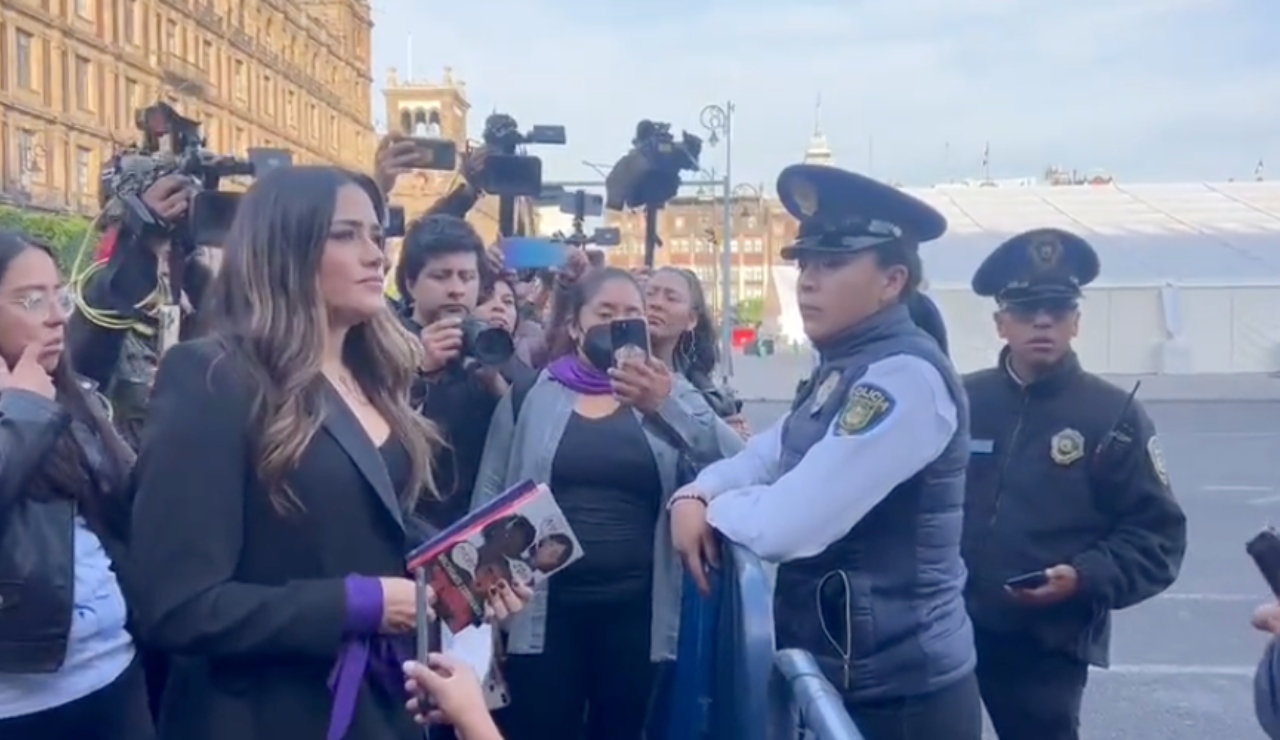 Feministas piden a AMLO no victimizarse frente a Palacio Nacional Feministas piden a AMLO no victimizarse frente a Palacio Nacional