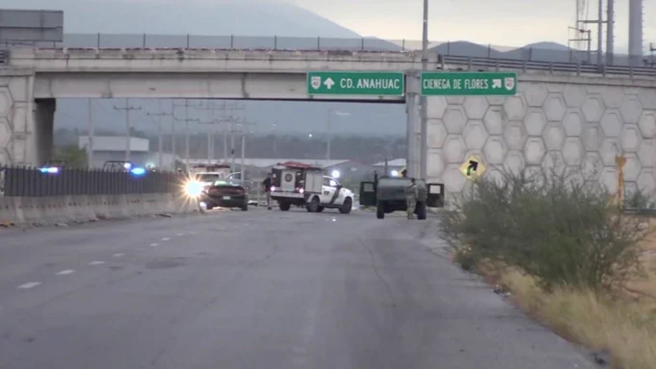 Hallan tres cuerpos colgados en puente vehicular de Nuevo León Hallan tres cuerpos colgados en puente vehicular de Nuevo León