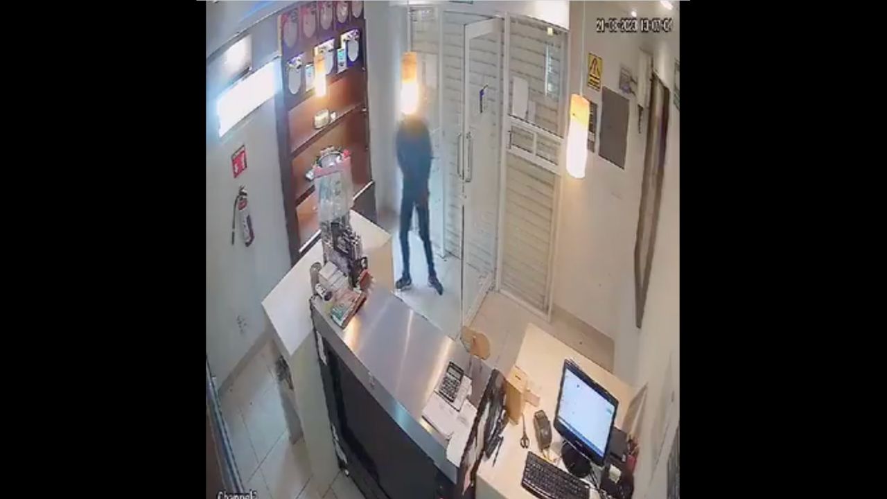 “Mamita, ayúdame”: la reacción de un asaltante al ser atrapado en una pastelería “Mamita, ayúdame”: la reacción de un asaltante al ser atrapado en una pastelería