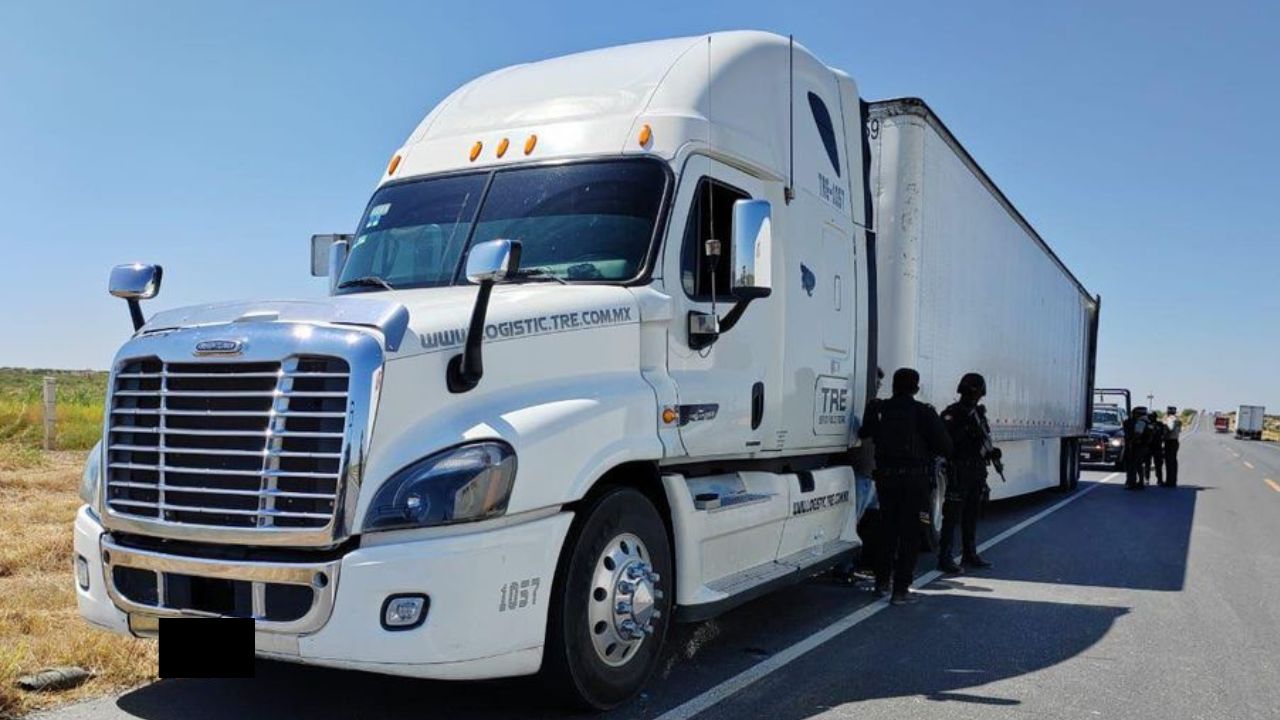 Asaltan tráiler y se llevan 52 refrigeradores en Nuevo León Asaltan tráiler y se llevan 52 refrigeradores en Nuevo León