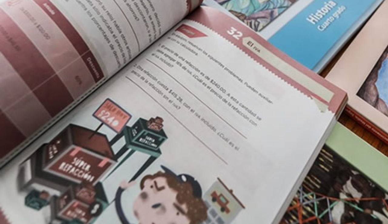 AMLO acepta que libros de texto tienen errores gramaticales… pero menos que antes