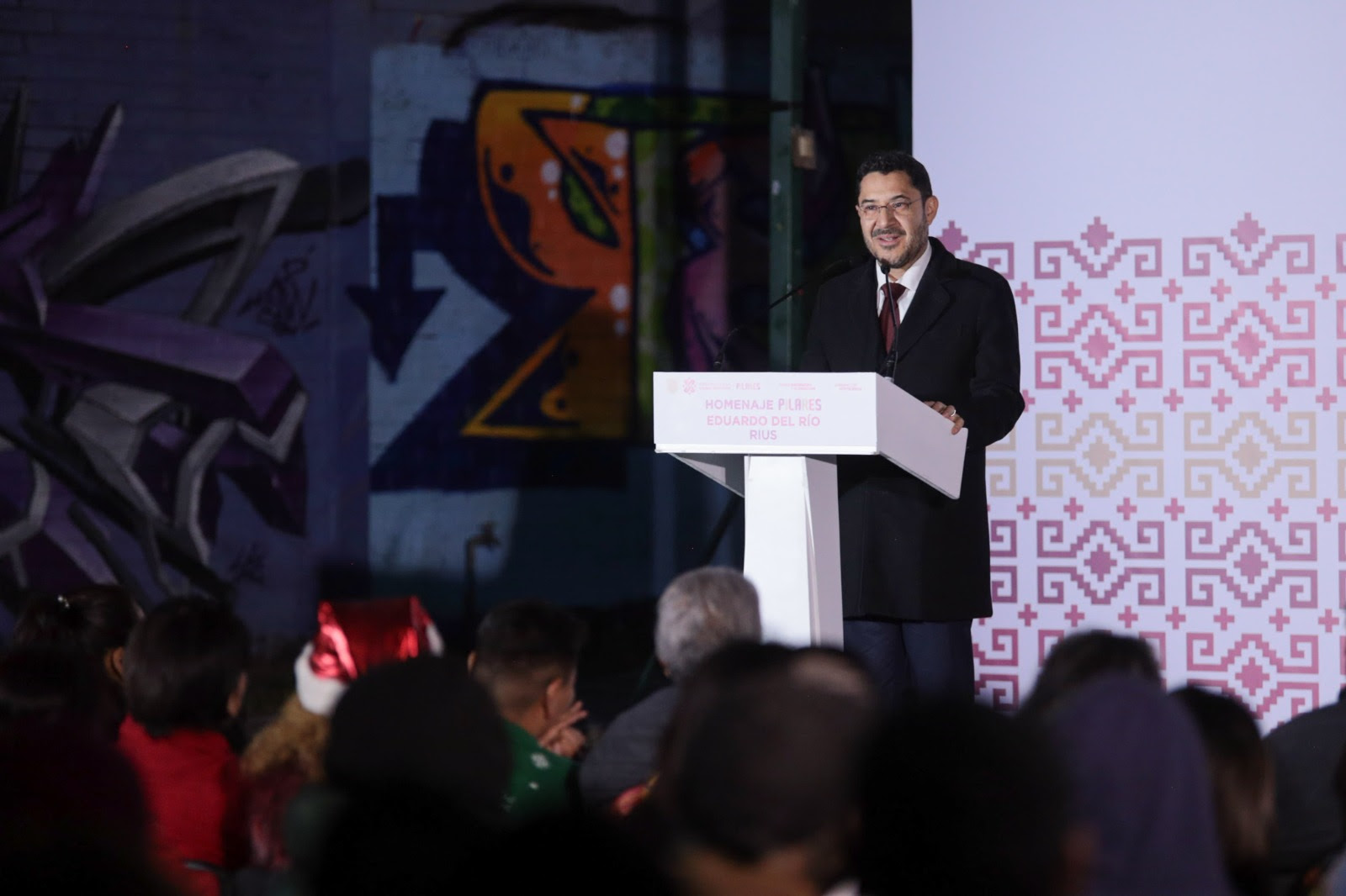 Rinde Martí Batres homenaje a Rius con renombramiento del Pilares ‘Eduardo del Río "Rius"’ en la AO