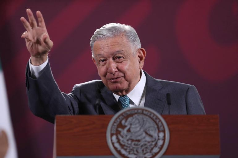 AMLO critica al gobernador de Texas por negarse a retirar las boyas del río Bravo AMLO critica al gobernador de Texas por negarse a retirar las boyas del río Bravo