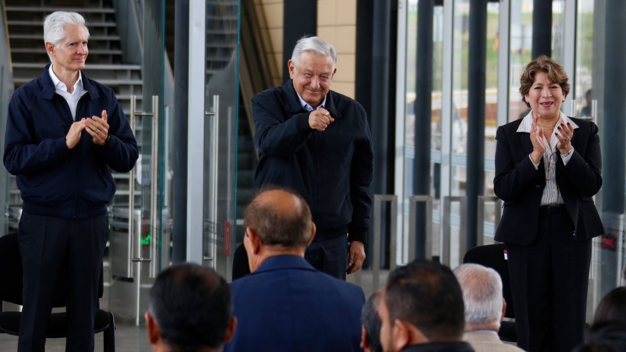 AMLO presume viaje en el Tren Interurbano y usa tarjeta de movilidad AMLO presume viaje en el Tren Interurbano y usa tarjeta de movilidad