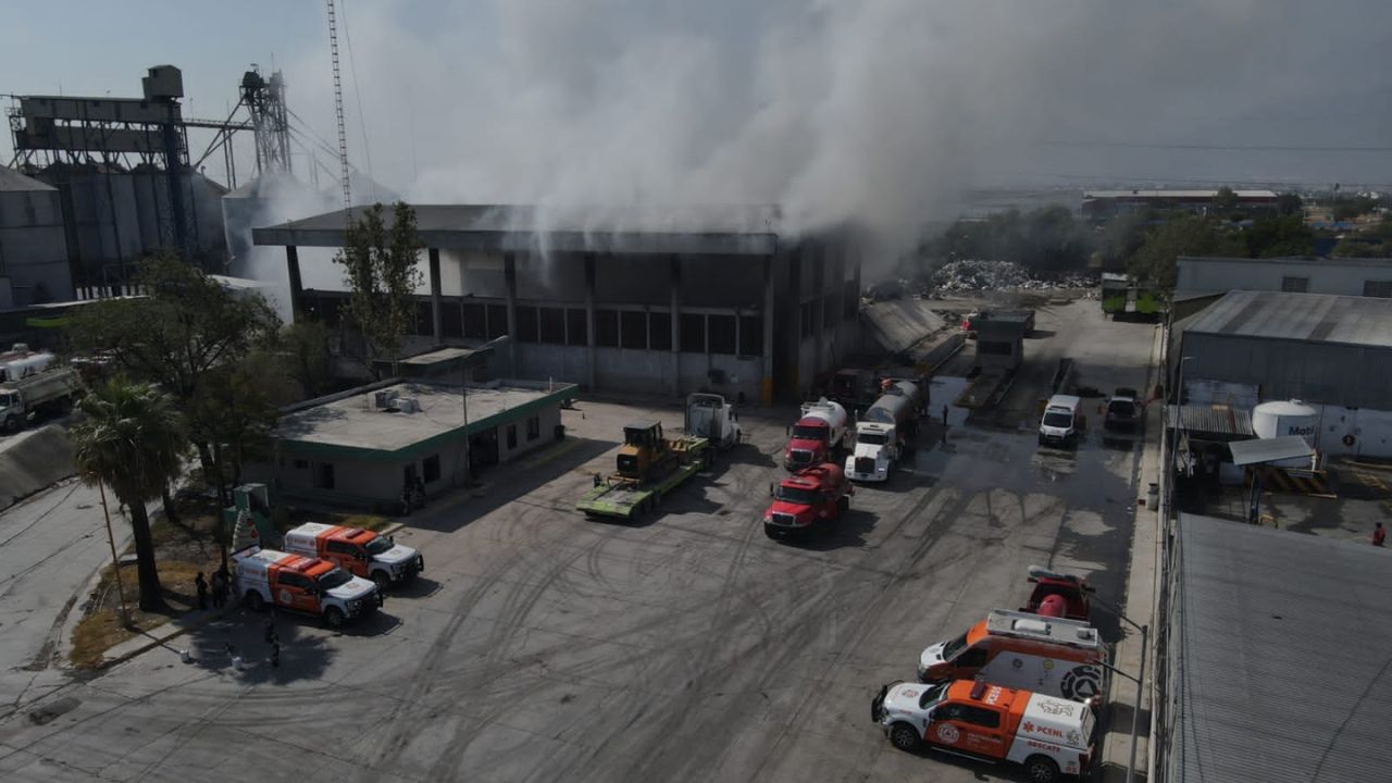 Controlan incendio en planta de reciclaje Simeprode en Guadalupe, NL Controlan incendio en planta de reciclaje Simeprode en Guadalupe, NL
