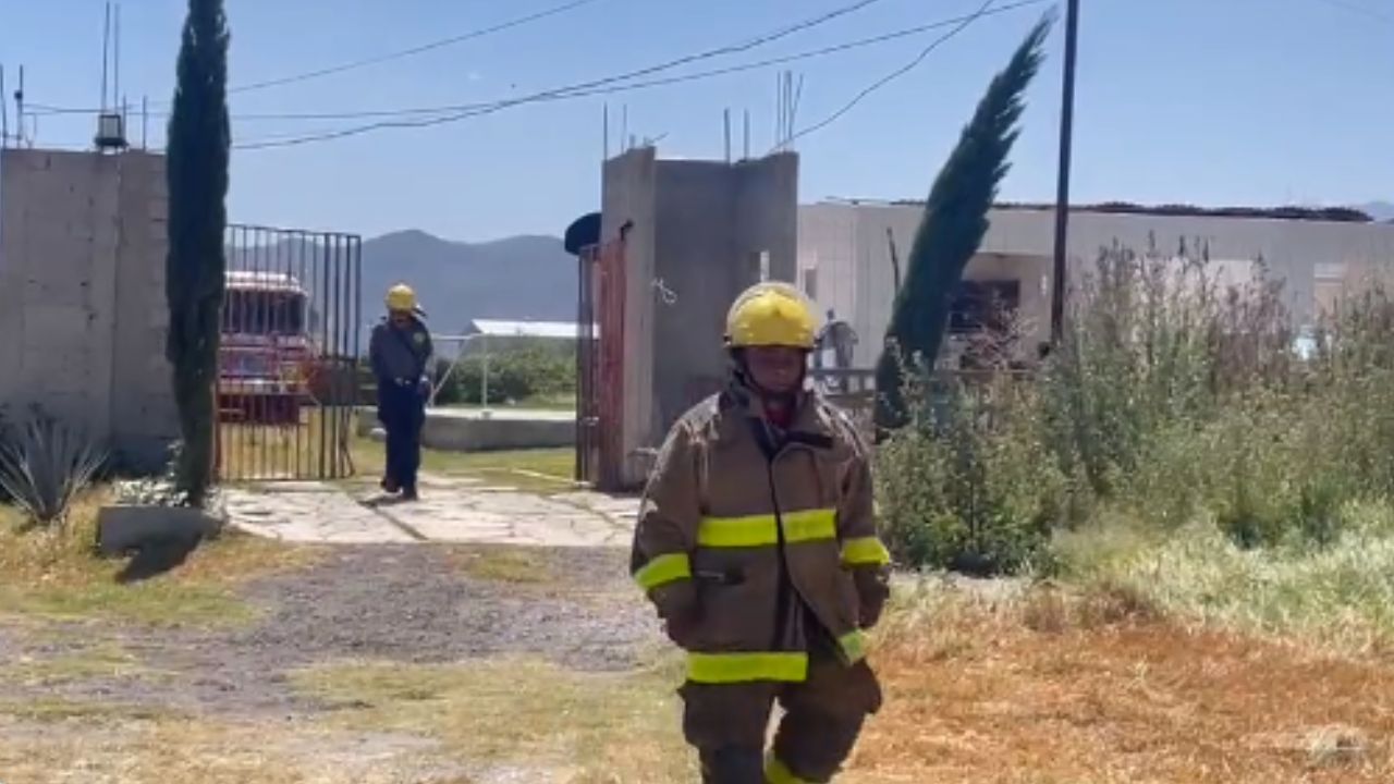 Atienden fuga de gas en toma clandestina cerca de carretera al AIFA en Tecámac Atienden fuga de gas en toma clandestina cerca de carretera al AIFA en Tecámac