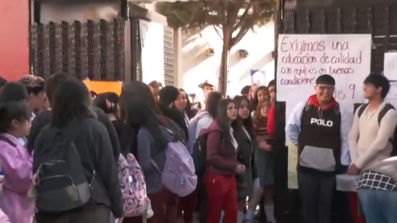 Estudiantes protestan por presencia de Chinches en el CETIS 9, CDMX Estudiantes protestan por presencia de Chinches en el CETIS 9, CDMX