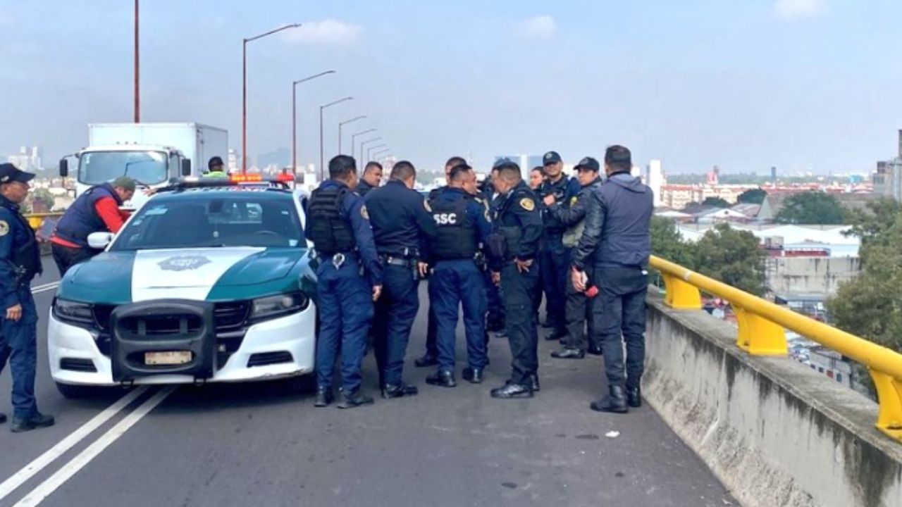 Policías evitan que hombre se suicide en puente vehicular de la Cuauhtémoc Policías evitan que hombre se suicide en puente vehicular de la Cuauhtémoc