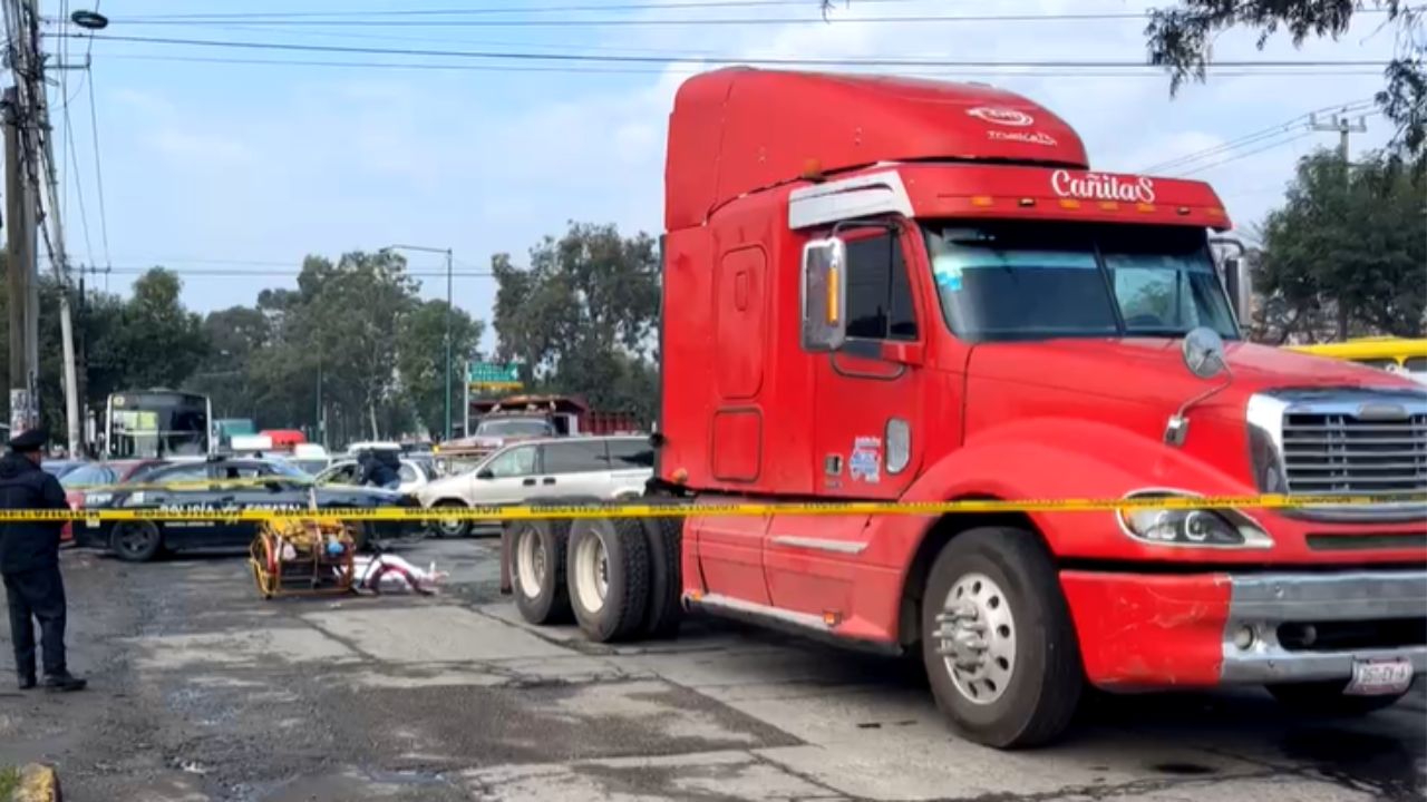 Tráiler atropella a abuelito y chofer se da a la fuga, en Toluca Tráiler atropella a abuelito y chofer se da a la fuga, en Toluca