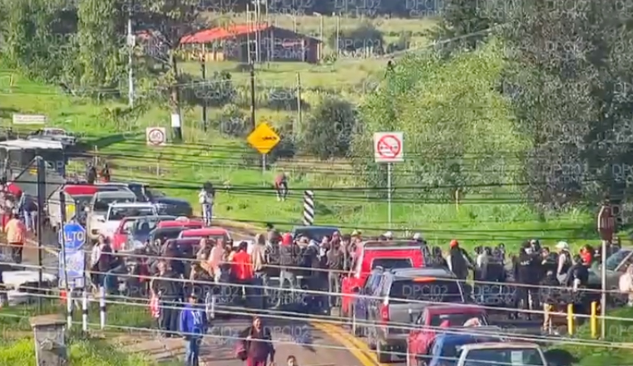 Vecinos bloquean la México-Cuernavaca porque les cortaron la luz Vecinos bloquean la México-Cuernavaca porque les cortaron la luz