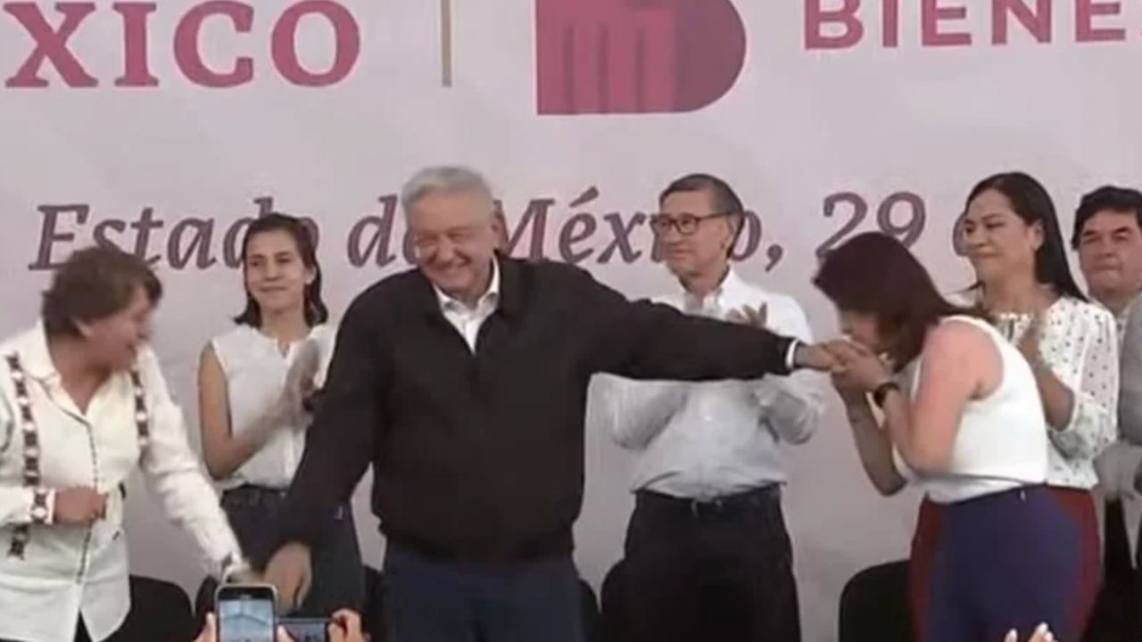 Alcaldesa de Técamac besa la mano de AMLO Alcaldesa de Técamac besa la mano de AMLO