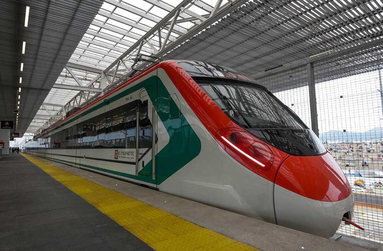 Usuarios de Tren Interurbano tuvieron que esperar al sábado para abordar Usuarios de Tren Interurbano tuvieron que esperar al sábado para abordar
