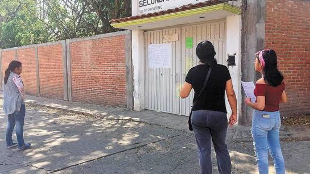 Estudiante de secundaria amenaza a sus compañeros con una pistola en Morelos Estudiante de secundaria amenaza a sus compañeros con una pistola en Morelos