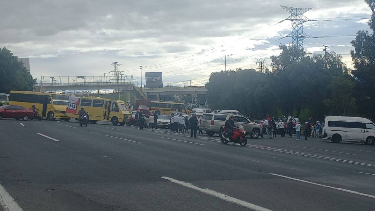 Transportistas bloquean varias vialidades en el Edomex; exigen cese de extorsiones Transportistas bloquean varias vialidades en el Edomex; exigen cese de extorsiones
