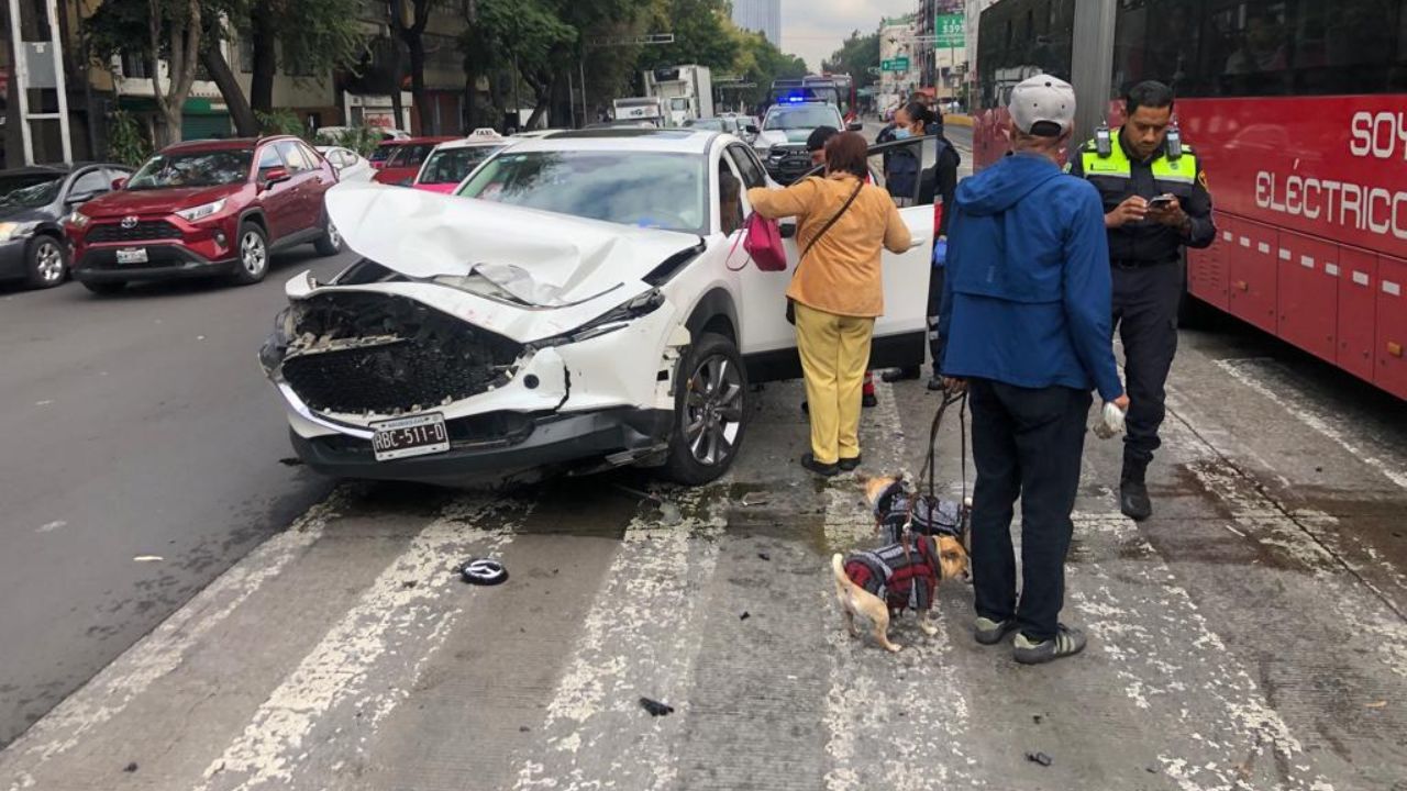 Camioneta y Metrobús chocan en la Roma; hay una mujer lesionada