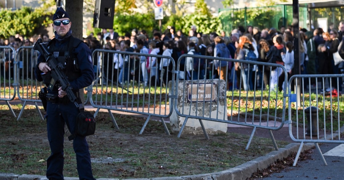 Francia: Amenaza de bomba en escuela donde mataron a profesor la semana pasada Francia: Amenaza de bomba en escuela donde mataron a profesor la semana pasada