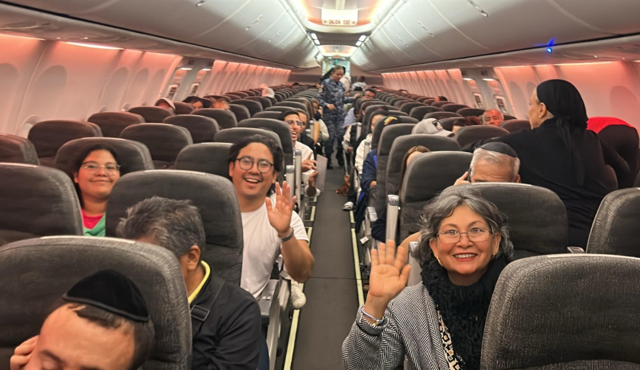 Vuelo humanitario trae de regreso a casa a 135 connacionales de Israel: Bárcena Vuelo humanitario trae de regreso a casa a 135 connacionales de Israel: Bárcena