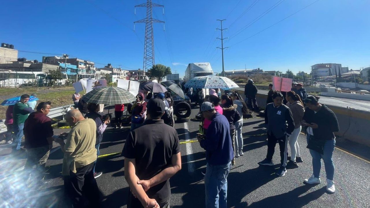 Bloquean la autopista Chamapa-Lechería por falta de agua