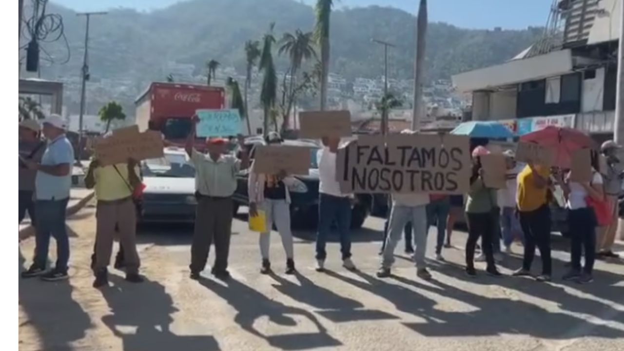 Por tercer día consecutivo damnificados por ‘Otis’ bloquean Costera Miguel Alemán Por tercer día consecutivo damnificados por ‘Otis’ bloquean Costera Miguel Alemán