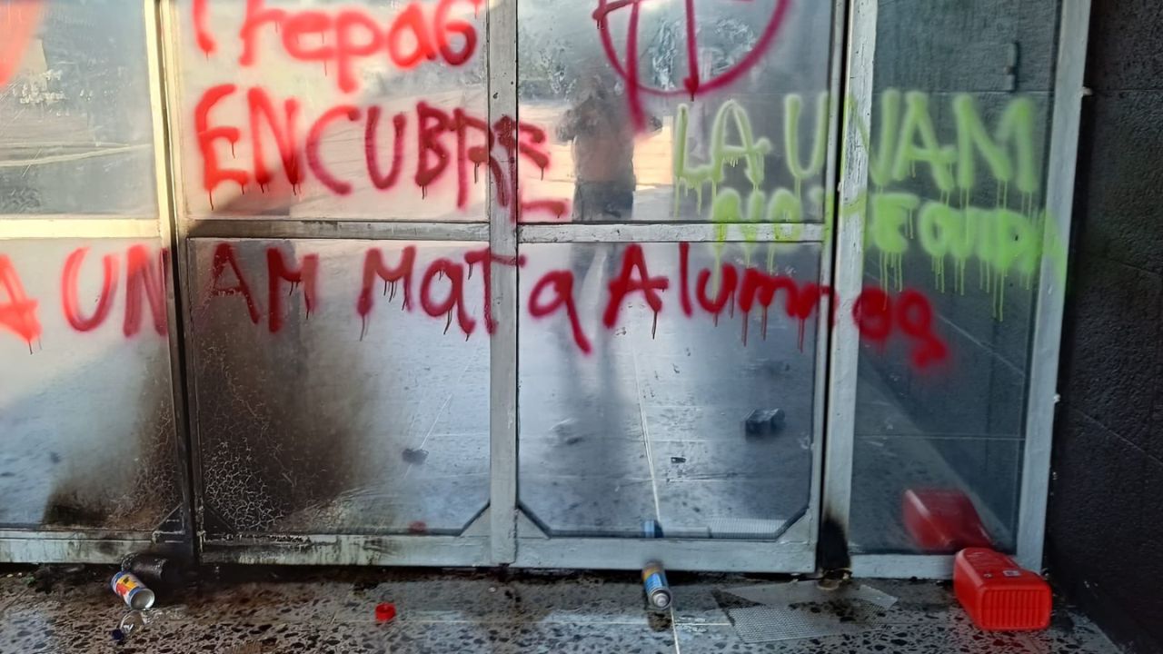Encapuchados intentan prenderle fuego a la puerta principal de Rectoría de la UNAM Encapuchados intentan prenderle fuego a la puerta principal de Rectoría de la UNAM