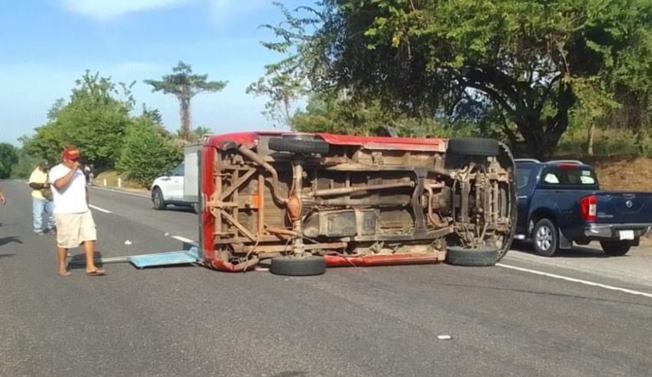 18 migrantes chinos resultan heridos tras volcar camioneta en Chiapas 18 migrantes chinos resultan heridos tras volcar camioneta en Chiapas