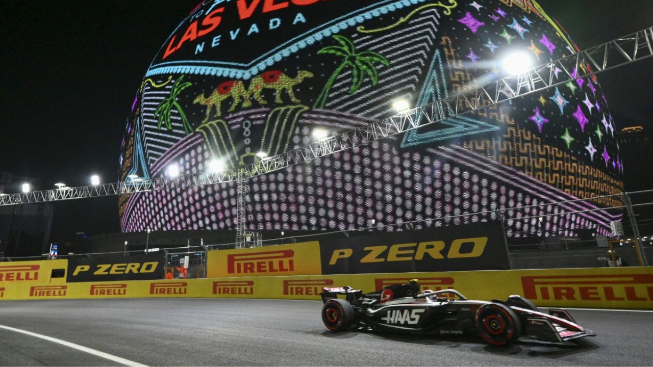 Ferrari domina los primeros ensayos de un caótico GP de Las Vegas Ferrari domina los primeros ensayos de un caótico GP de Las Vegas