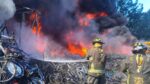 Bomberos atienden fuerte incendio en depósito vehícular en Tláhuac