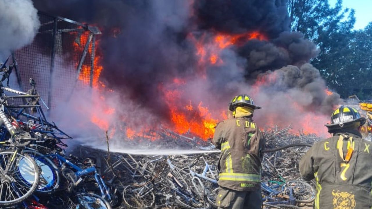 Bomberos atienden fuerte incendio en depósito vehícular en Tláhuac Bomberos atienden fuerte incendio en depósito vehícular en Tláhuac