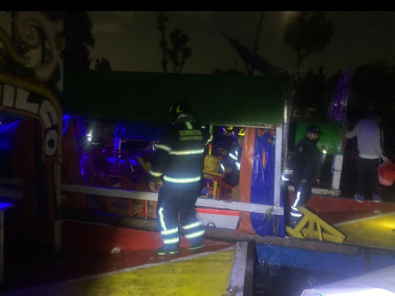 Tachan de irresponsable a alcalde de Xochimilco por accidente en trajineras