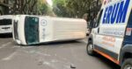 Camioneta de pasajeros se vuelca tras choque en la Roma Norte