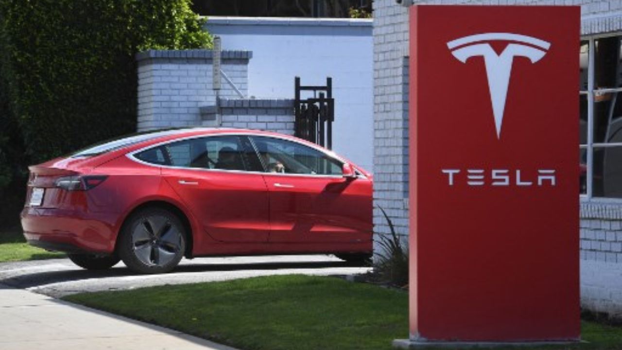 Se van a huelga trabajadores de Tesla en Dinamarca